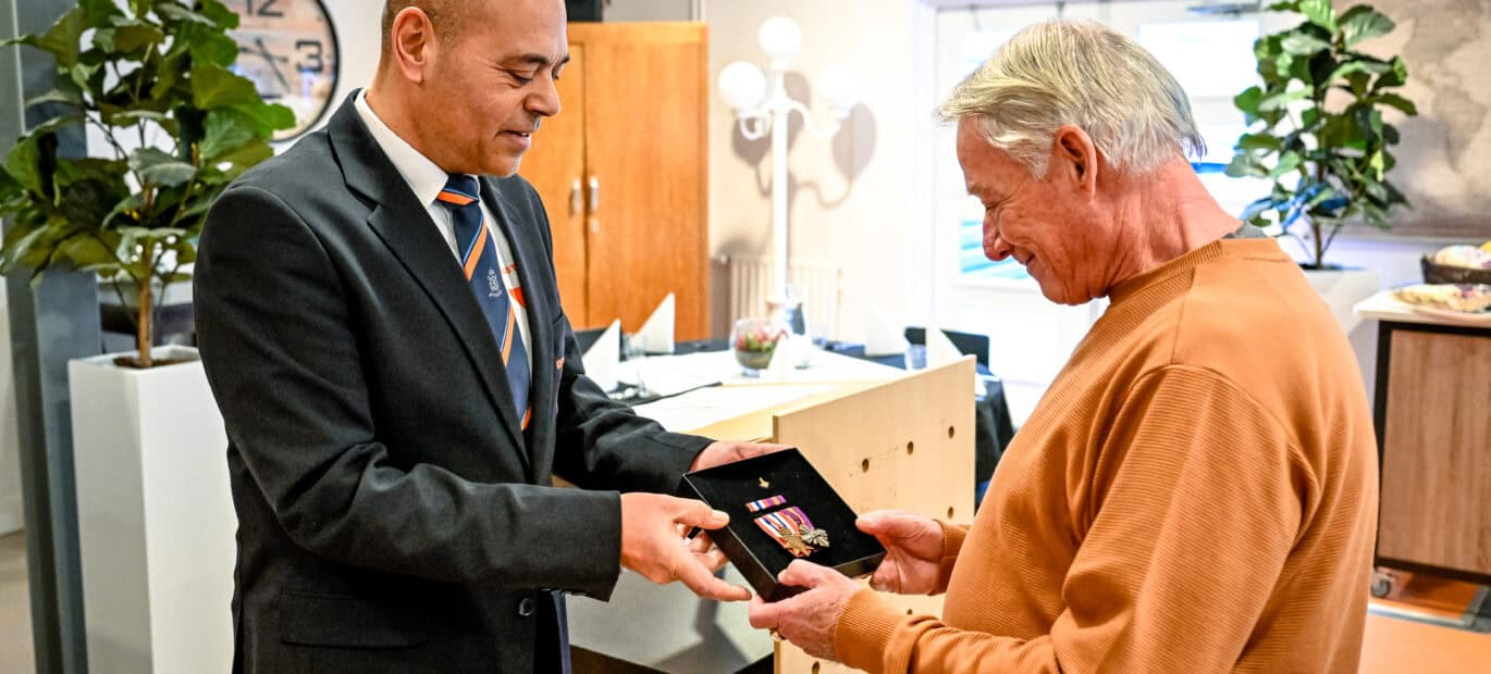 Edwin van der Pol overhandigt de medailles