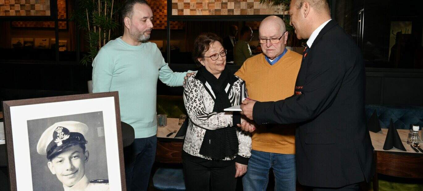 Familie krijgt de medailles overhandigd
