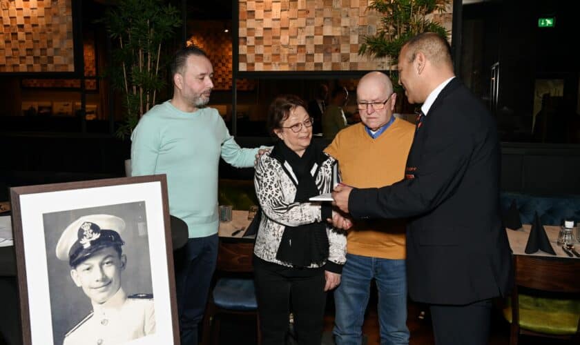 Familie krijgt de medailles overhandigd