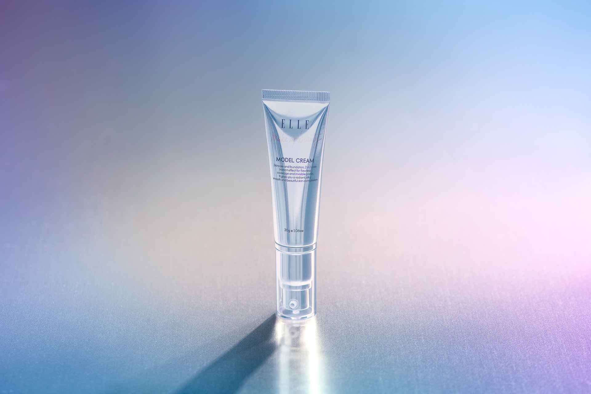 ELLE MODEL CREAM 精緻乳霜置中於漸層藍紫背景，柔和光影勾勒瓶身質感，簡約優雅的構圖彰顯產品高級感。台中市化妝品攝影專家奇力克影像工作室 KYRIC STUDIO 精心打造。