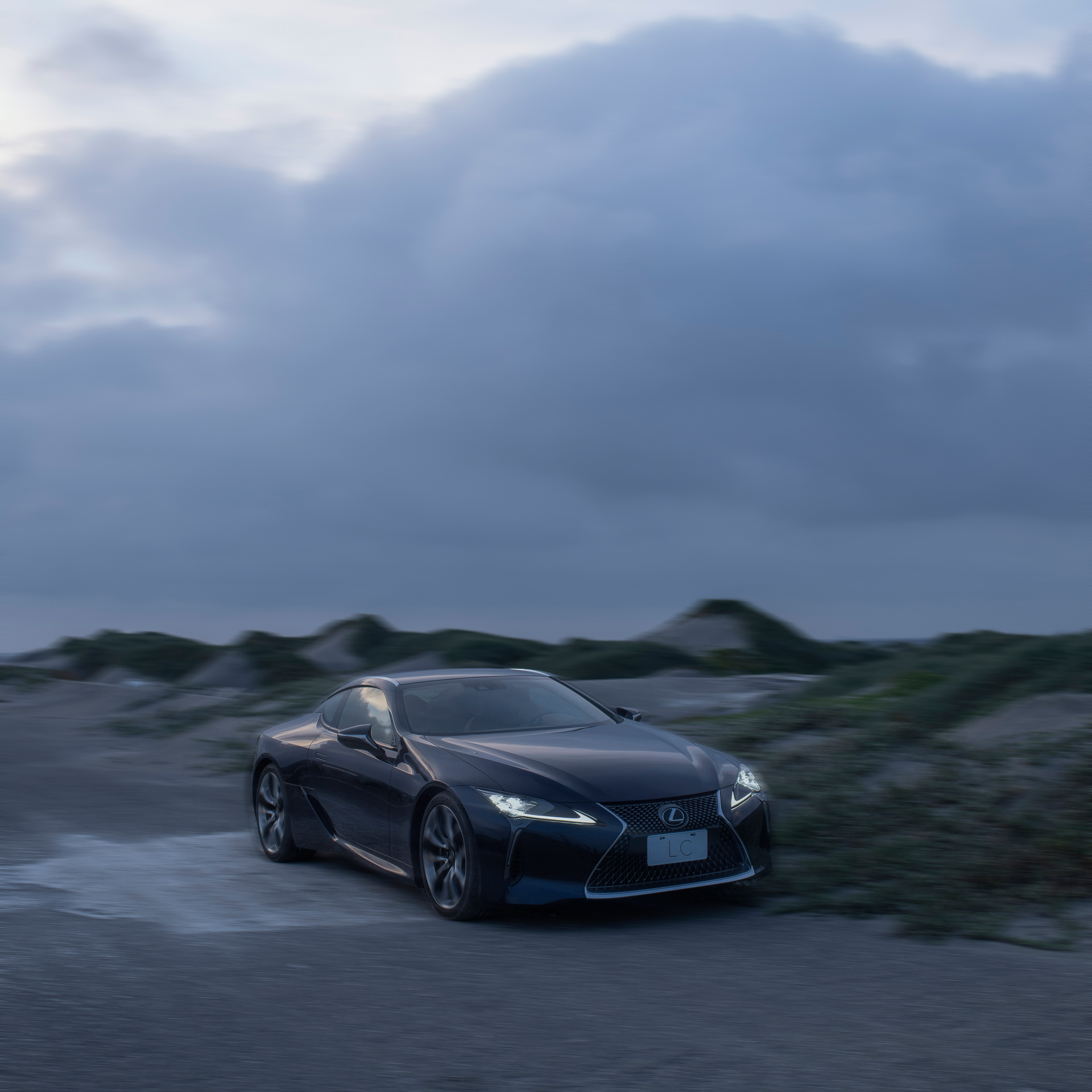 奇力克影像工作室 KYRIC STUDIO 為 LEXUS LC 拍攝的台中市品牌形象攝影，黑色跑車靜止於濱海蒼茫地景，暮色天空與動感模糊的周邊環境，營造出低調奢華的車款氣質。