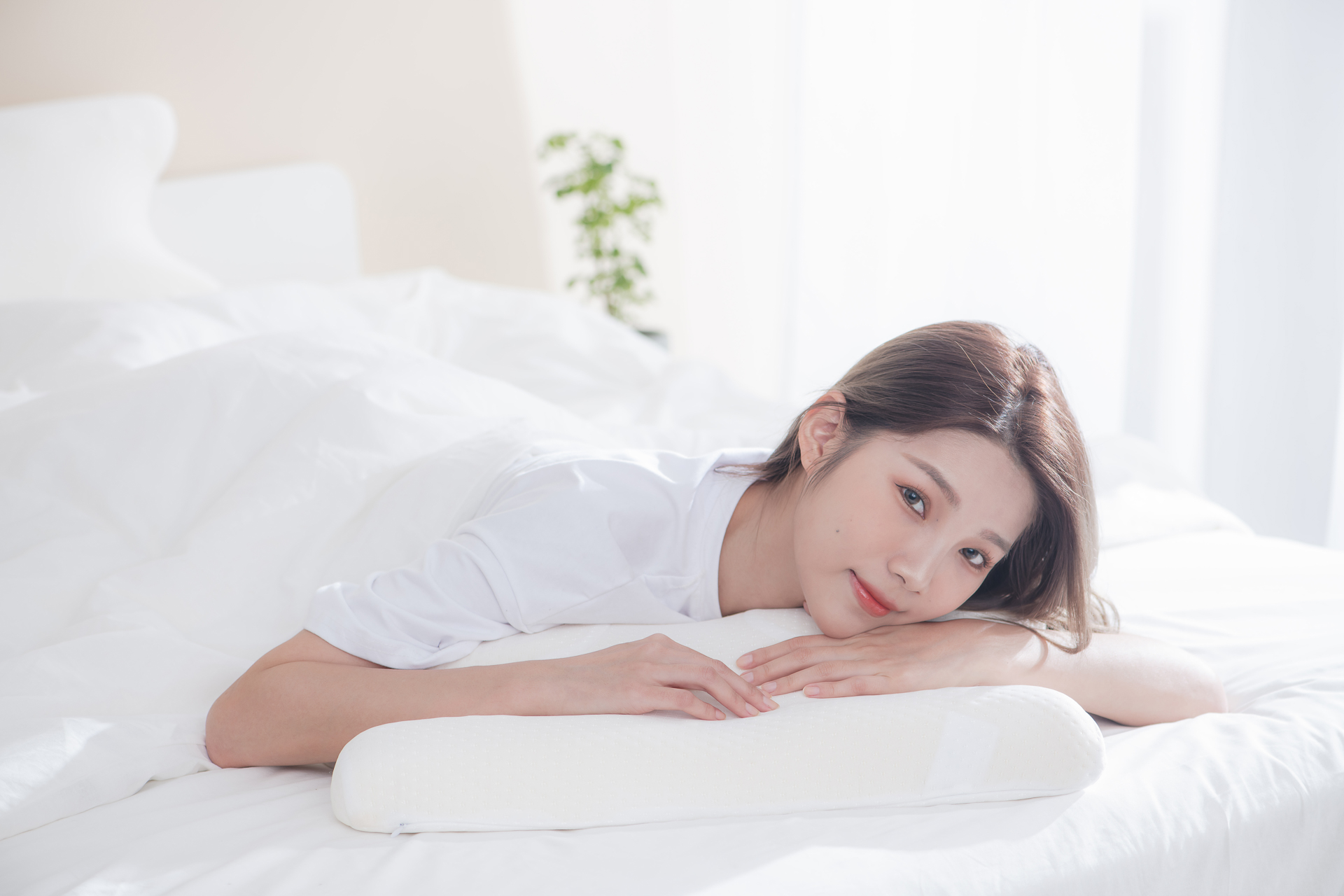 凝視純白寢具上的柔和光影，Guja品牌廣告攝影捕捉女性肌膚的細緻質感與恬靜氣質，展現商業攝影的優雅敘事。台中市奇力克影像工作室 KYRIC STUDIO 以專業視角詮釋品牌美學。