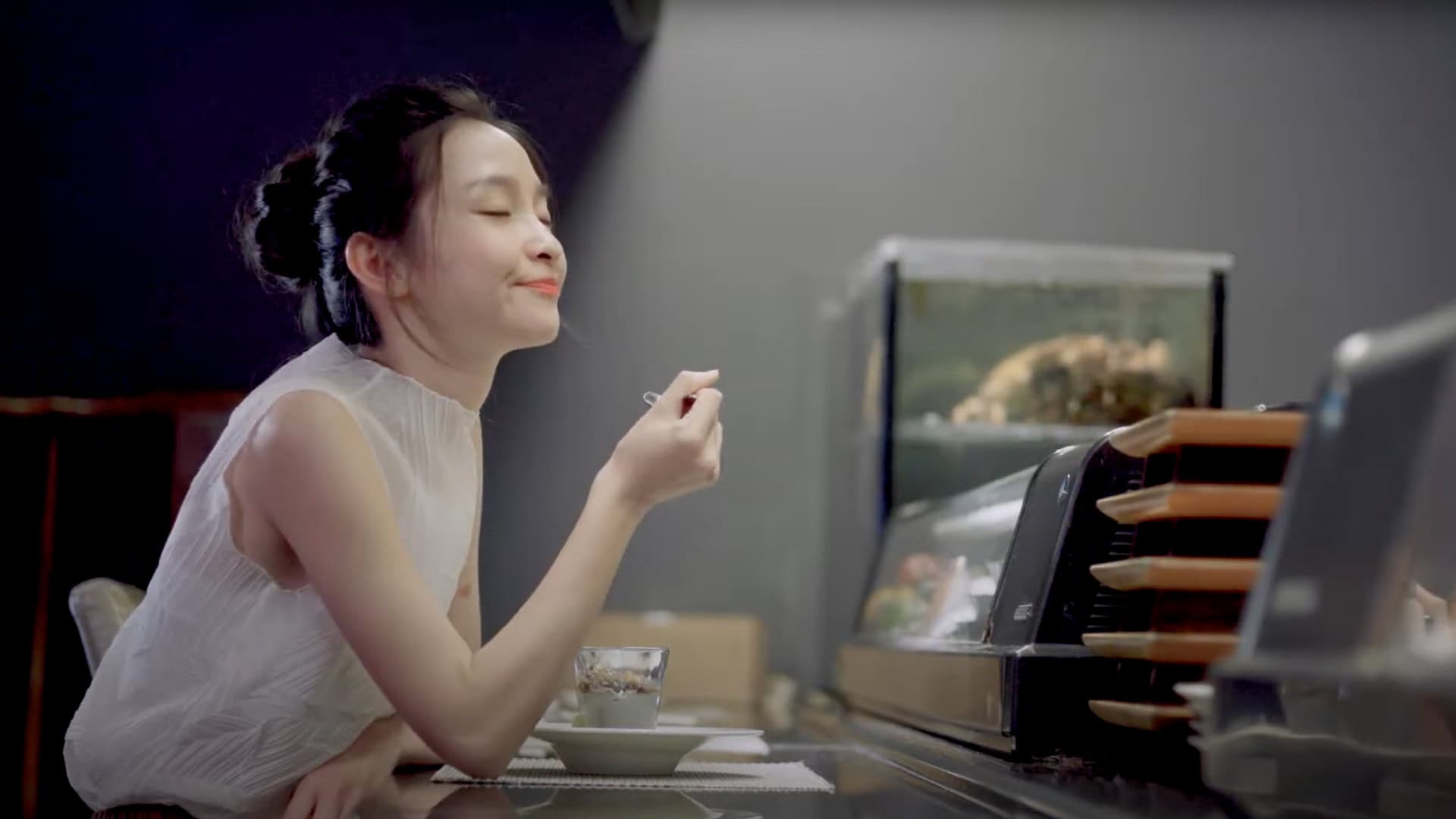 凝視靜謐時刻，女性優雅地享受茶飲，柔和光影勾勒出內斂氣質，背景山水畫作映襯東方意韻，奇力克影像工作室 KYRIC STUDIO 以中部專業攝影視角，捕捉這幀充滿詩意的影像作品。