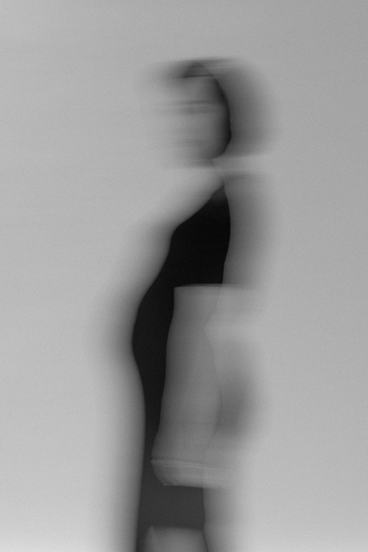 奇力克影像工作室 KYRIC STUDIO 為孕婦寫真 Pregnant woman photo 拍攝的台中商攝作品，呈現孕婦側身輪廓，柔和朦朧光影凸顯孕期優美曲線，簡約灰白背景襯托母性溫柔氣質，藝術性展現孕期生命力與女性優雅。