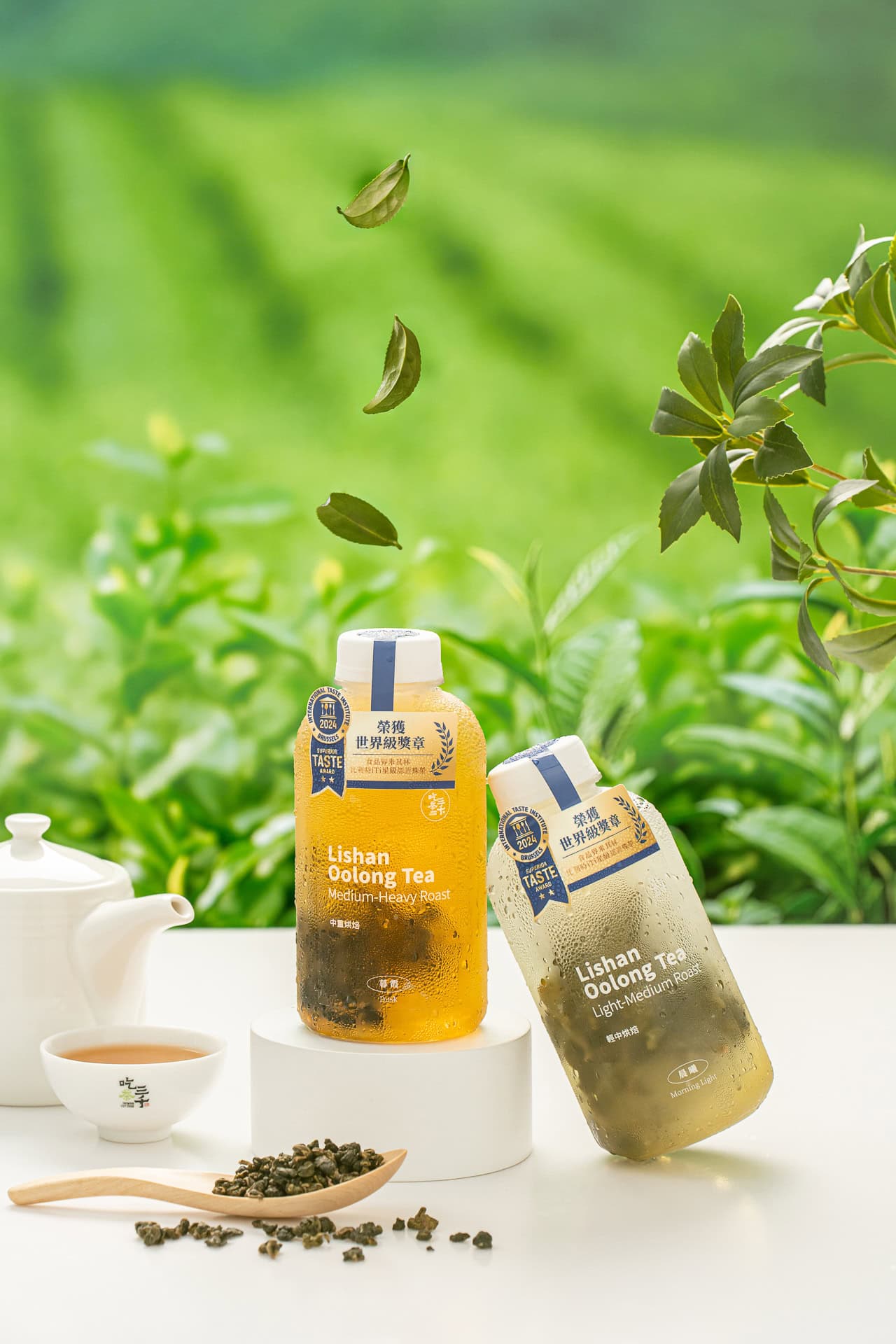 吃茶三千 Chichasanchen 麗山烏龍茶形象拍攝，展示中重焙與輕焙兩款茶飲瓶裝與茶葉，搭配白瓷茶具與自然綠植背景｜台中市專業飲食攝影｜奇力克影像工作室 KYRIC STUDIO