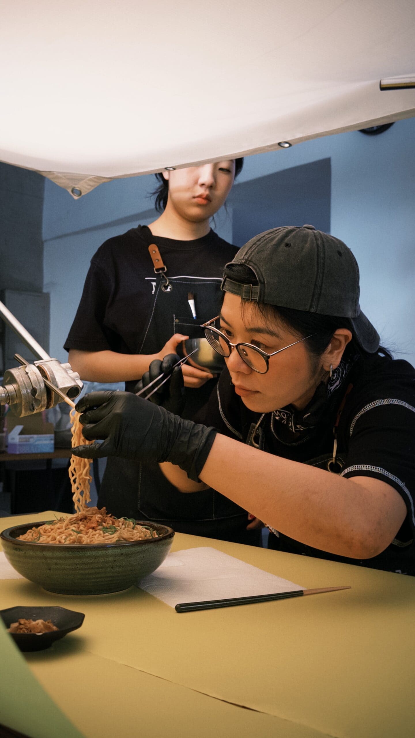 食物造型師現場處理麵條造型細節,攝影師同場拍攝美食畫面|台中美食攝影現場花絮|KYRIC STUDIO 奇力克影像工作室