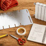 panneau réflecteur radiateur sur table avec outils