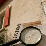 Micro fissure crépi extérieur vue de près, réparation en cours