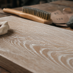 Ceruser un bois : pâte blanche dans les veines pour un veinage parfait