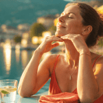 comment perdre du double menton femme exercice cou terrasse