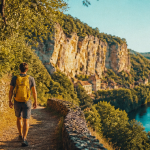 Les plus belles randonnées en Dordogne sentier au bord de la rivière