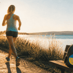 Marche rapide combien de fois par semaine, femme active au bord d'un lac