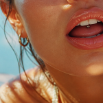 Piercing langue surface horizontal sur femme moderne