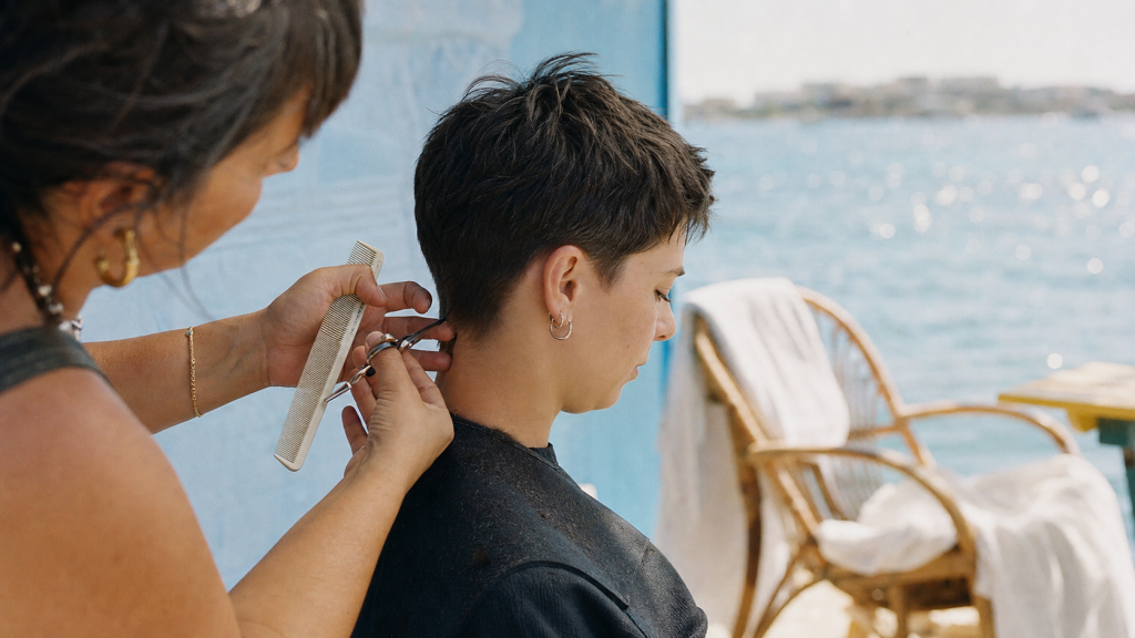 Taper pixie : coiffeuse ajuste une coupe courte effilée volumisante