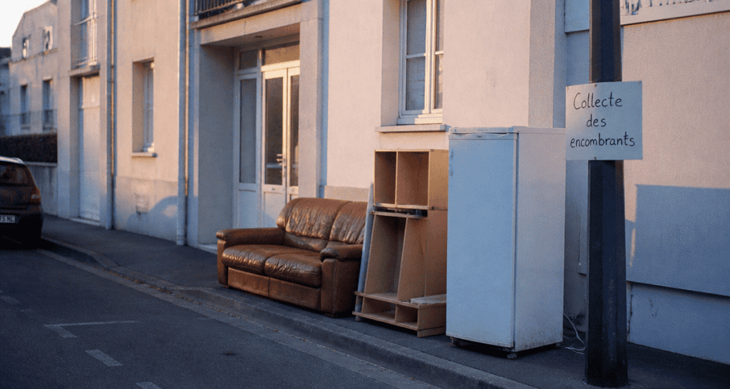 encombrants saint nazaire sur trottoir devant immeuble