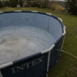 Comment vidanger une piscine Intex : vanne et tuyau pour éviter les dégâts