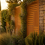 idee pour cacher un mur exterieur avec panneaux bois et plantes