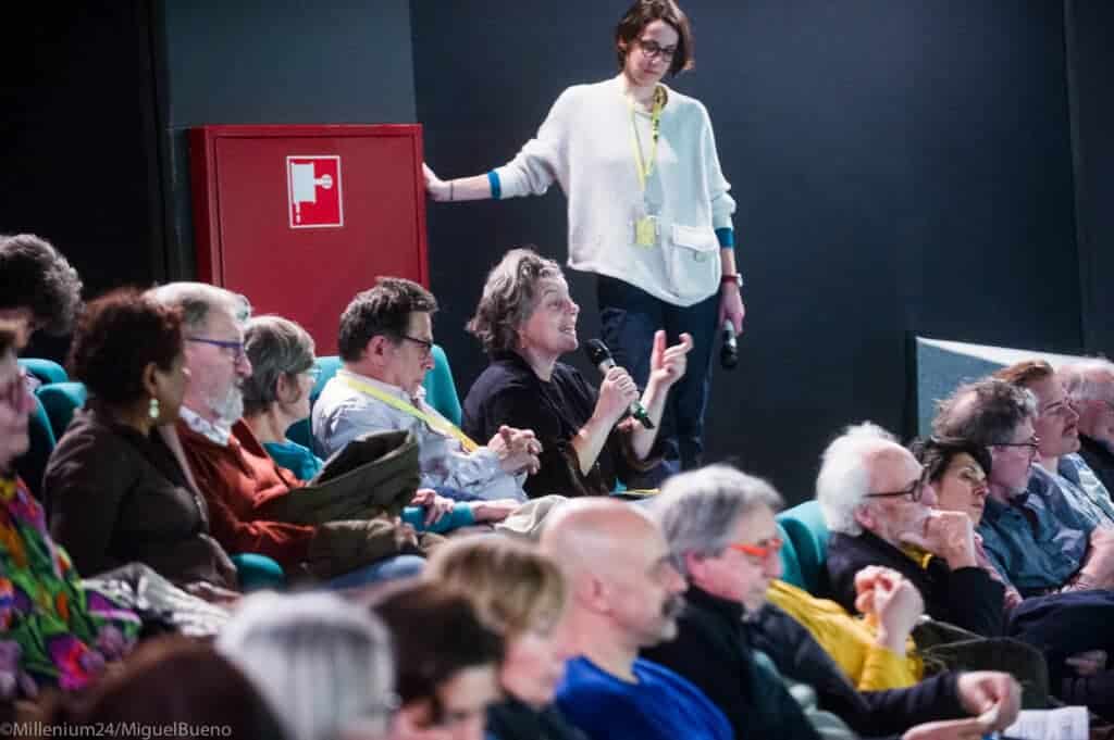 Événement cinéma "La Nostalgie de l'Ailleurs" avec dialogue entre réalisateur et public, ambiance chaleureuse et échanges passionnés.