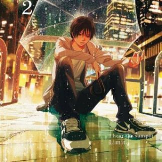 Ragazzo seduto con ombrello sotto la pioggia in città di notte.