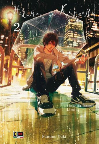 Ragazzo seduto con ombrello sotto la pioggia in città di notte.