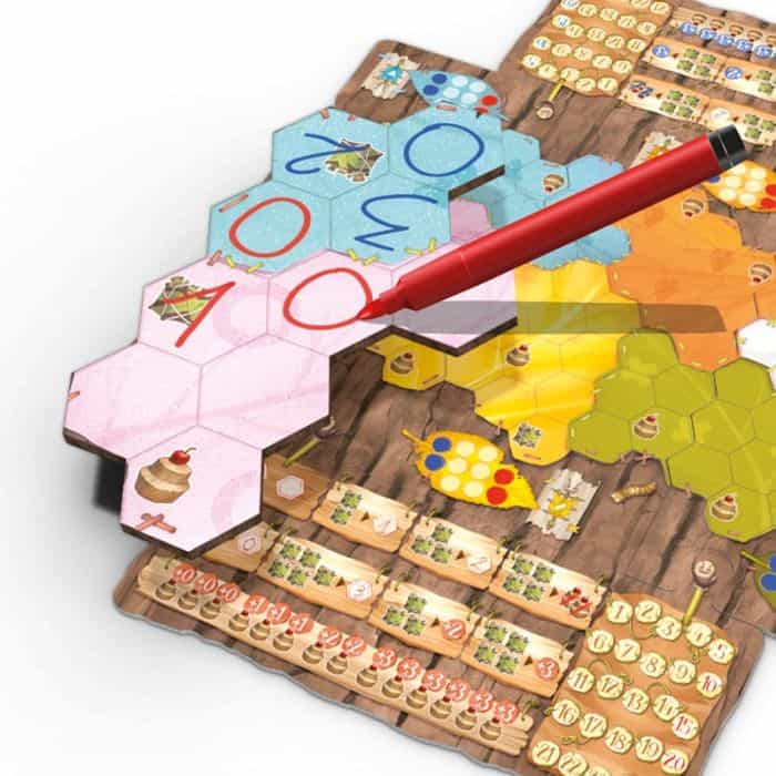 Testo alternativo: Gioco da tavolo Marabunta con tessere esagonali, pedine colorate e mappa di gioco dettagliata.