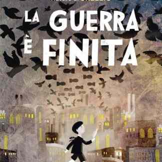 Ragazzo che guarda i piccioni in città, simbolo di libertà e fine della guerra.