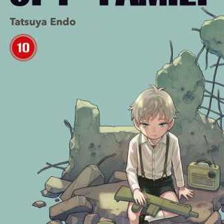 Illustrazione manga Spy X Family numero 10, personaggio bambino con fucile e scenario distrutto.