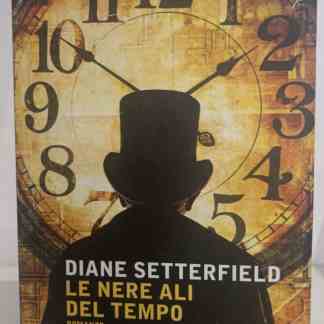 Orologio gigante e silhouette di uomo con cilindro, tema tempo e mistero.