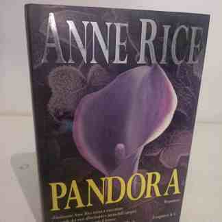 Alt: Copertina del romanzo "Pandora" di Anne Rice, con un fiore viola sullo sfondo scuro.