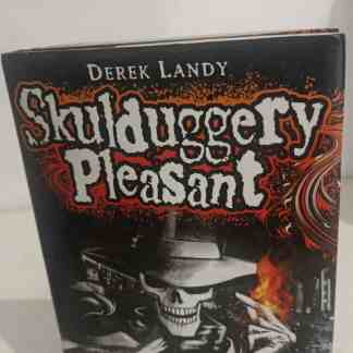 Copertina del libro "Skulduggery Pleasant" di Derek Landy con illustrazione di un scheletro in abito e cappello.