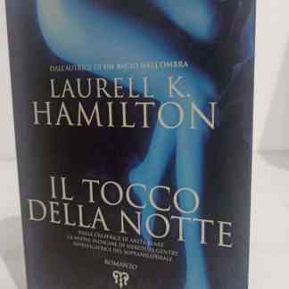Libro "Il Tocco della Notte" di Laurell K. Hamilton con copertina blu e dettagli evocativi.