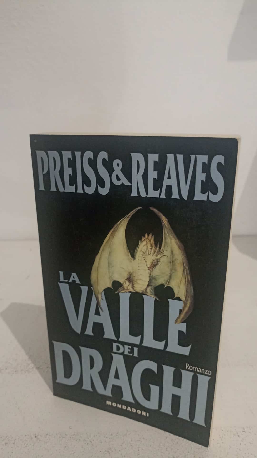 Immagine del libro "La valle dei draghi" con drago su copertina, contiene fantasy e avventura, ideale per amanti del genere.