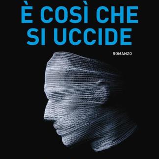 Misterioso volto avvolto in fili di tessuto nero, simbolo di oscurità e suspense del romanzo italiano.