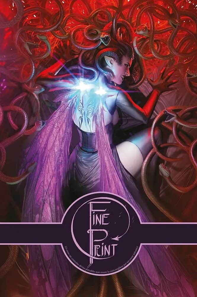 Dettaglio di una figura femminile misteriosa circondata da serpenti e ali di farfalla, in uno stile fantasy oscuro e affascinante.