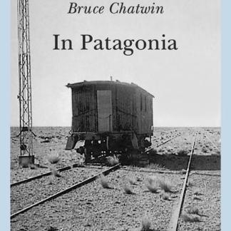 Treno abbandonato in Patagonia, paesaggio arido selvaggio.