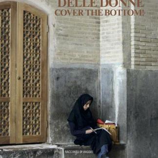 Donna in hijab seduta leggendo in strada, simbolo di silenzio e resilienza delle donne iraniane.