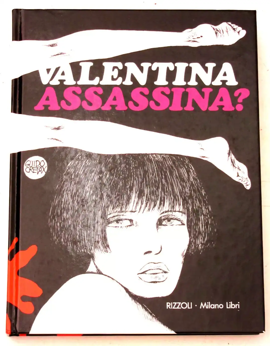 Immagine di una copertina di fumetto con ragazza e mani assassine in forma artistica.