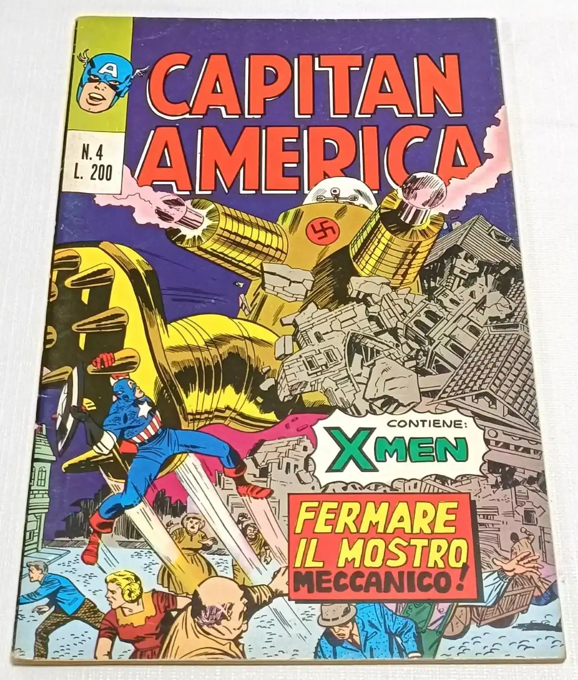 Numero 4 lontano 200 pagine, copertina colorata con supereroi e scene di battaglia.