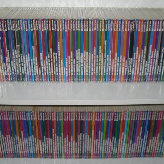 Striscia di fumetti colorata su scaffale, collezione di riviste illustrate e fumetti di diversi generi.