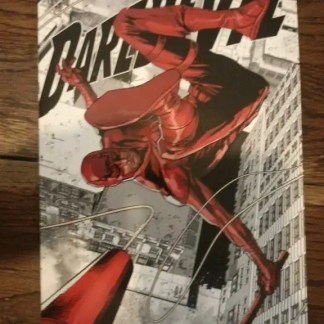 Illustrazione di Spider-Man in azione su edificio urbano.