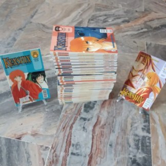 Alt text: Collezione di manga Keshin e altri volumi su superficie in marmo.
