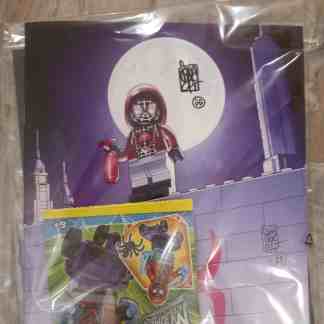 Mini figure Lego super eroe con grafica notturna e luna piena sullo sfondo.