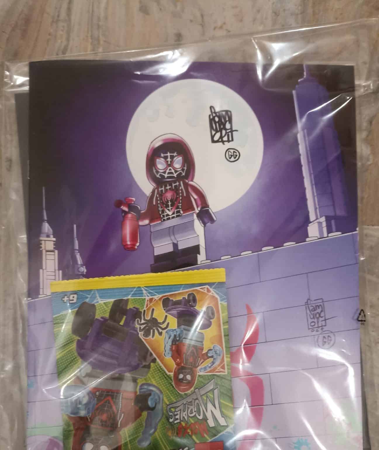 Mini figure Lego super eroe con grafica notturna e luna piena sullo sfondo.