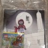 Mini LEGO Marvel Spiderman con dettagli ispirati ai Día de los Muertos, editabile e da collezione.