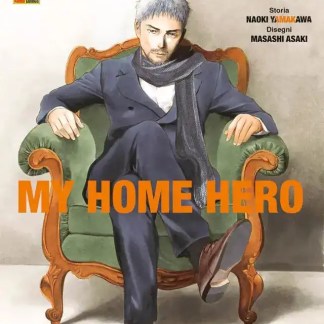 Immagine di un uomo elegante seduto su un divano vintage con testo "MY HOME HERO".