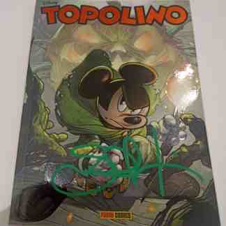 Copertina di Topolino con stile fumettistico e autografata. Illustrazione di Topolino in un'ambientazione avventurosa.