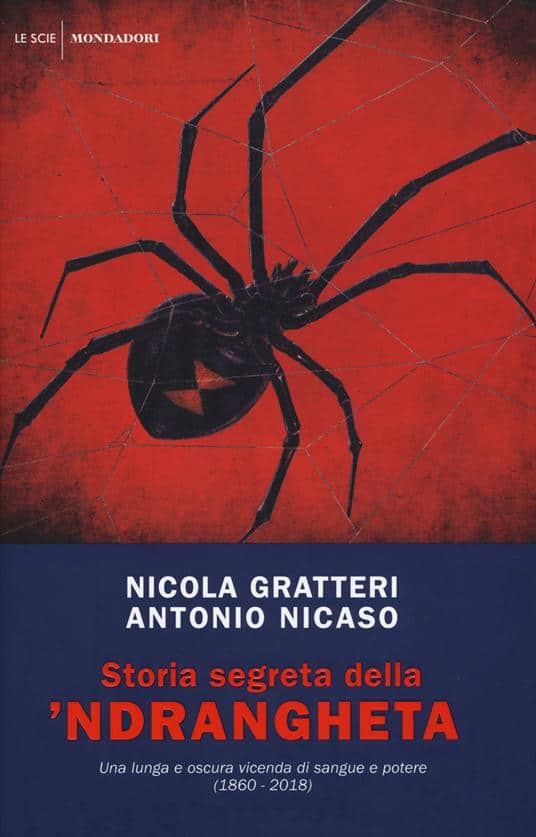 Ragno nero su sfondo rosso, copertina di libro sulla storia segreta della 'ndrangheta.
