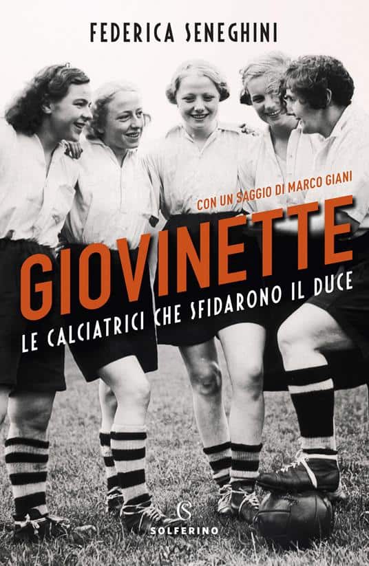 Ragazze calciatrici giovanili sorridenti, divertenti, sportive, squadra di calcio femminile giovane.