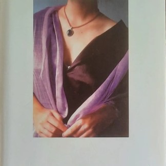 Scritto di Richard Mason, foto con stile artistico e dettaglio di abbigliamento elegante.