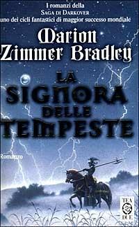 L'immagine raffigura il libro "La Signora delle Tempeste" di Darion Zimmer Bradley, con un paesaggio atmosferico e personaggio in sella a un cavallo sotto il cielo tempestoso.